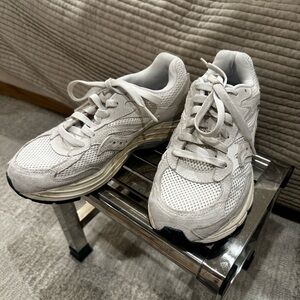 Saucony Off-White/Cream color Sneakers